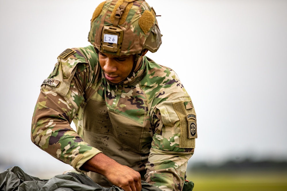 Paratroopers Jump into 82nd Abn. Div. 76th Convention