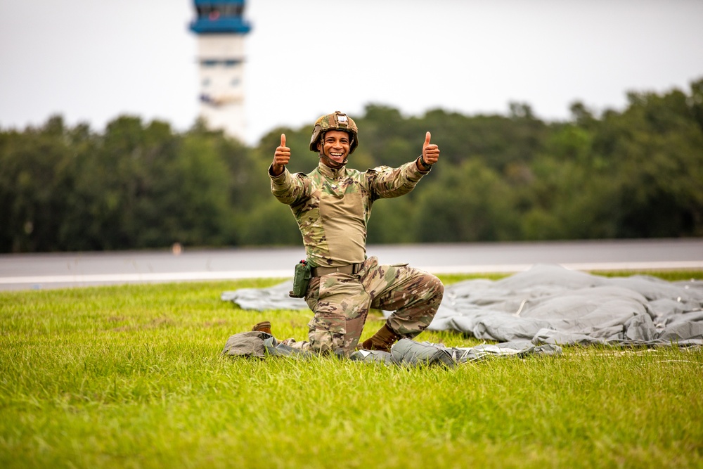 Paratroopers Jump into 82nd Abn. Div. 76th Convention