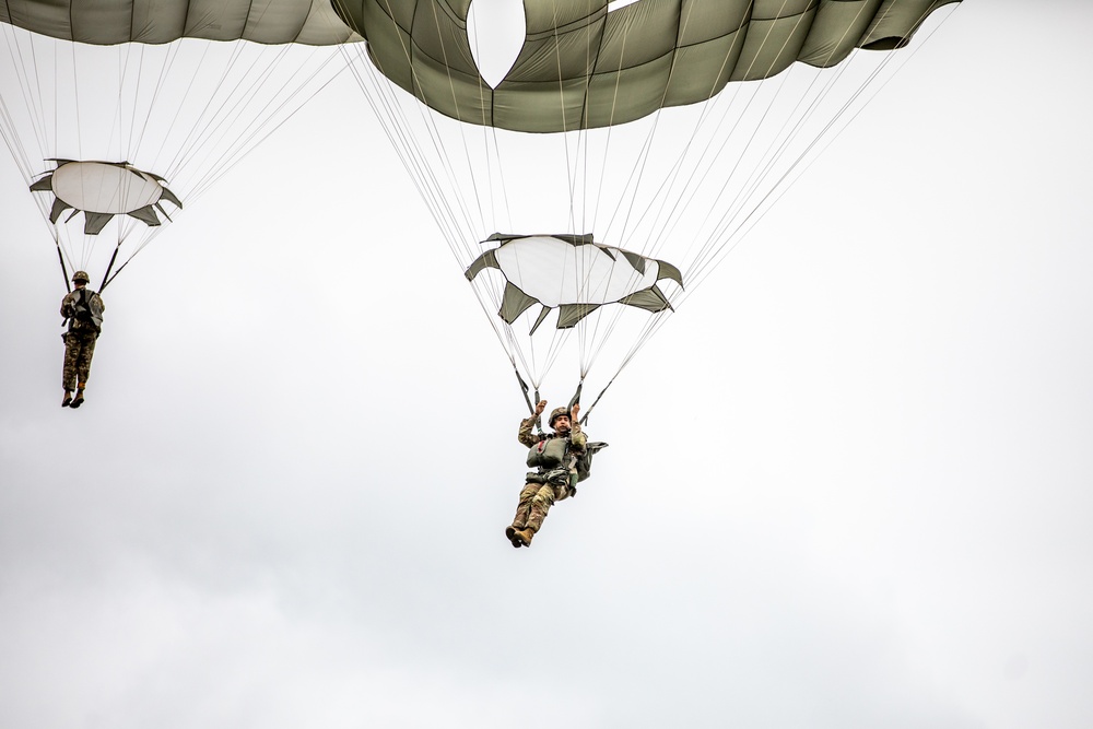 Paratroopers Jump into 82nd Abn. Div. 76th Convention