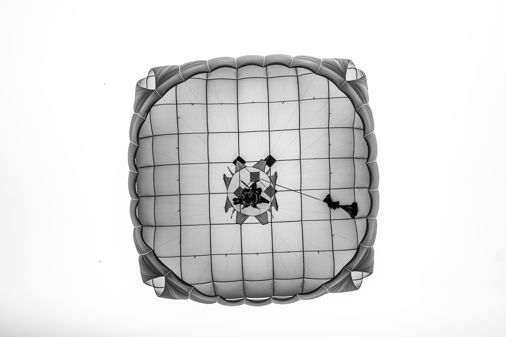 Paratroopers Jump into 82nd Abn. Div. 76th Convention