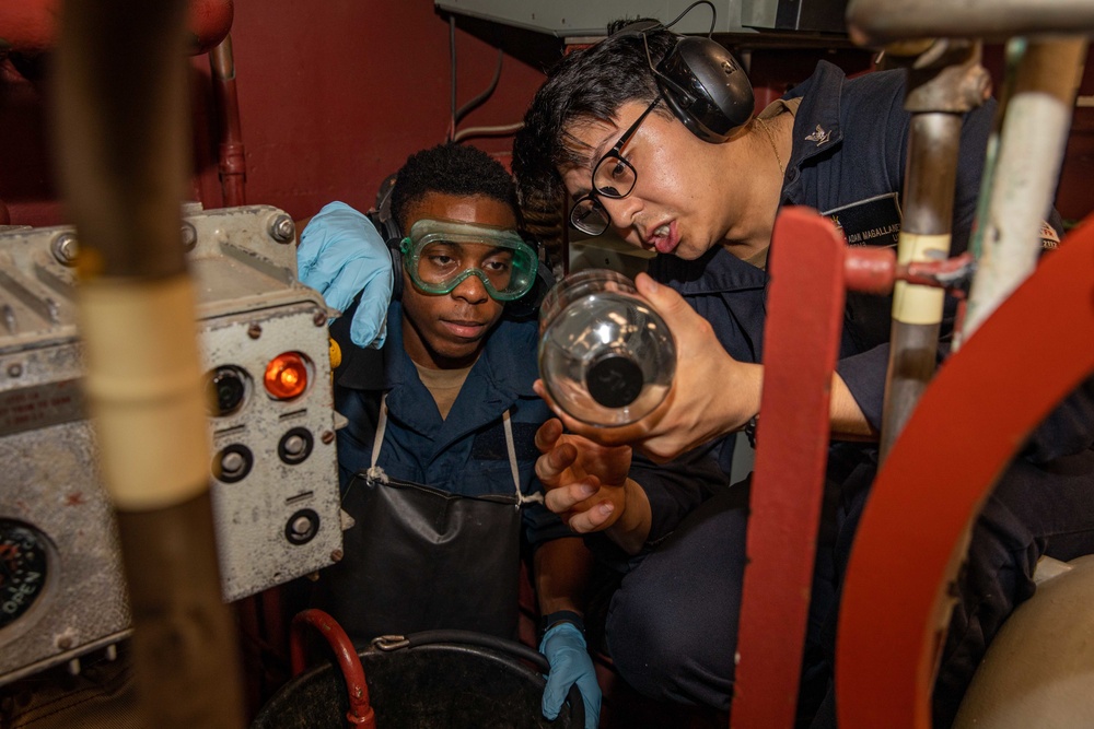 USS Chancellorsville Conducts Fuel Oil Training