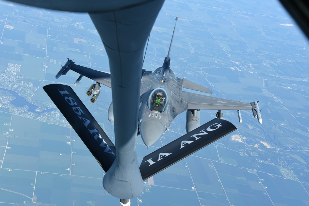 F-16 coordinates for refueling
