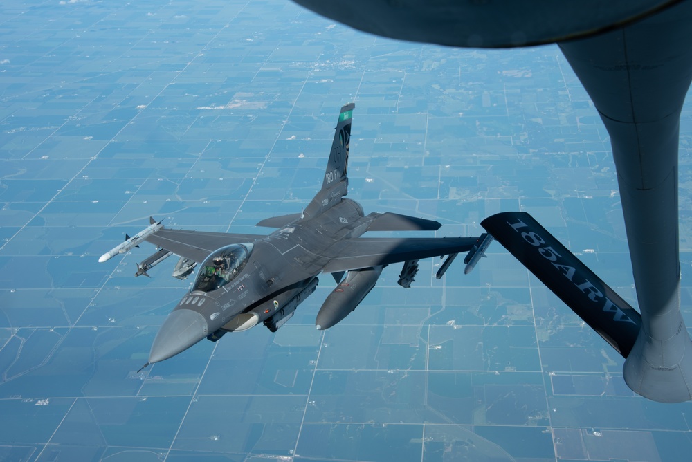 F-16 flies next to KC-135