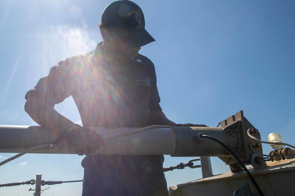 USS Sioux City Departs Alexandria