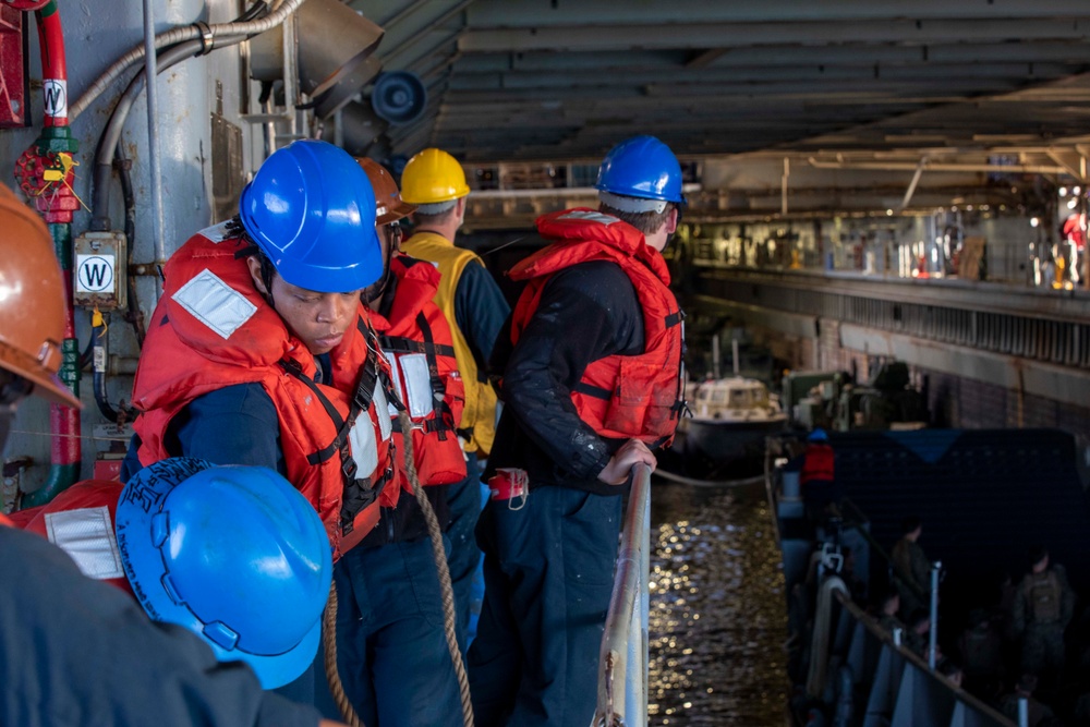 Landing Craft Utility Departs the Gunston Hall during a U.S. -Finland bilateral exercise