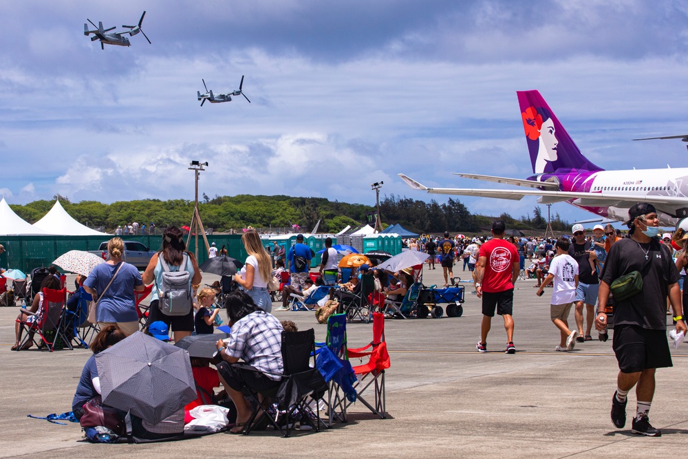 DVIDS Images Kaneohe Bay Air Show Flying Through The Crowds [Image