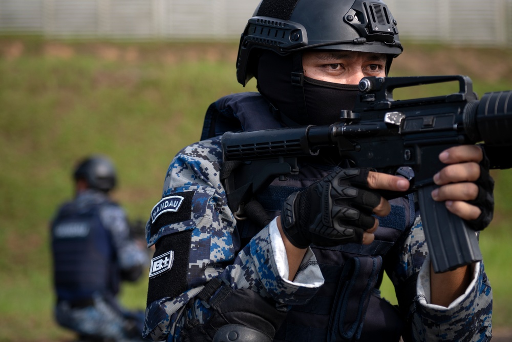 U.S. and Malaysian servicemembers hone base defense tactics