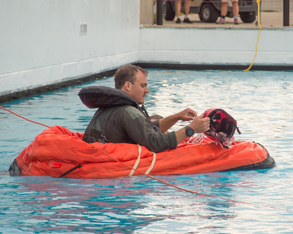 Aircrews train in water survival