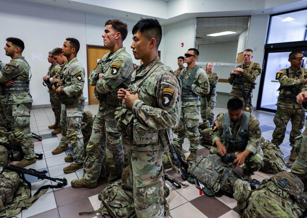 Best Squad Competition Soldiers Receive Training.