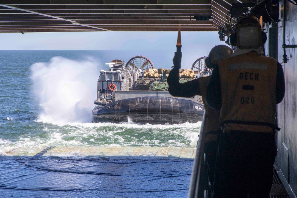 Landing Craft, Air Cushion Boards the Gunston Hall