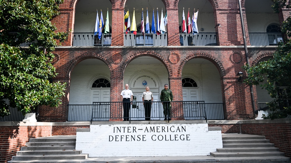 Honduran General Bueso visits IADC