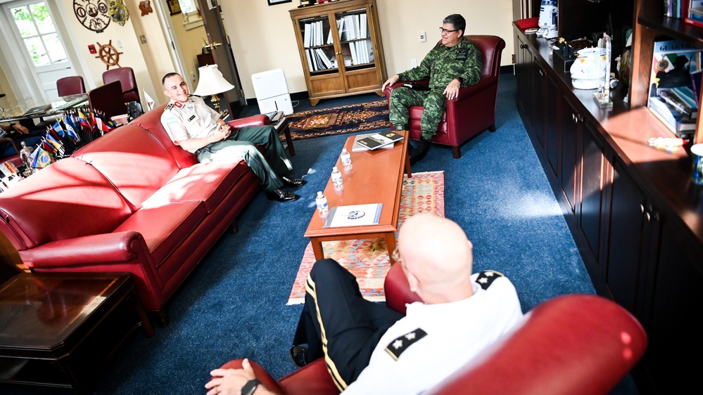 Honduran General Bueso visits IADC