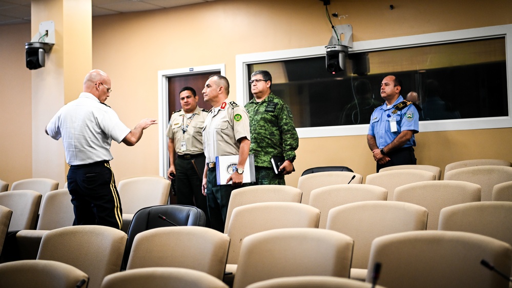 Honduran General Bueso visits IADC