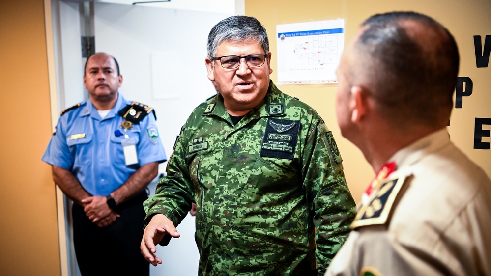 Honduran General Bueso visits IADC