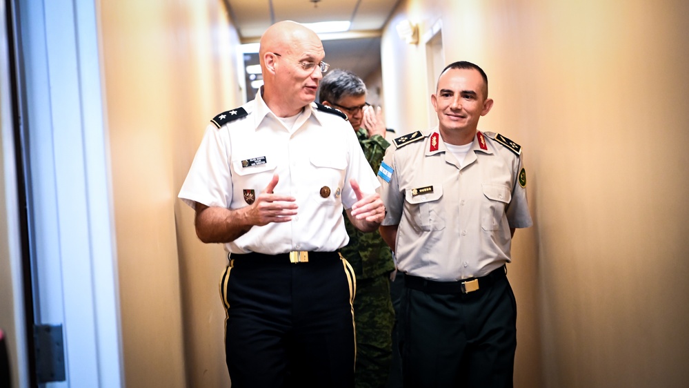 Honduran General Bueso visits IADC