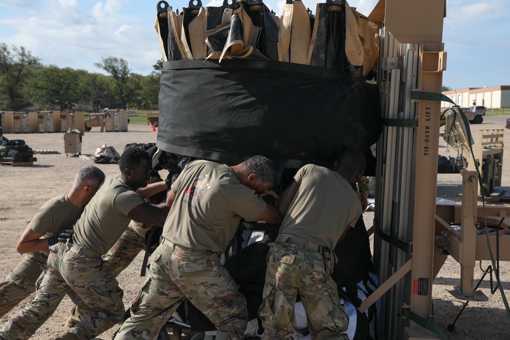 29th CAB soldiers pack up their chow tent