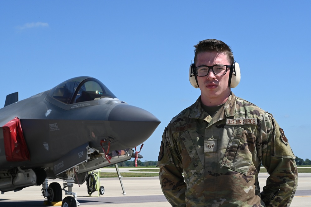 Northern Lightning: 58th AMU aircraft fuel systems maintainers keep F-35s flying