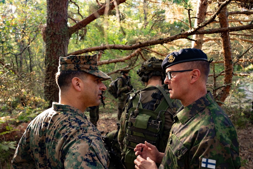 US, Finnish Leaders Observe Island Seizure Exercise