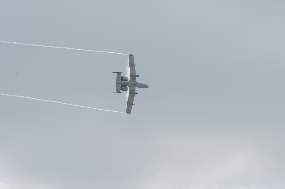 Thunderbirds soar over Warren