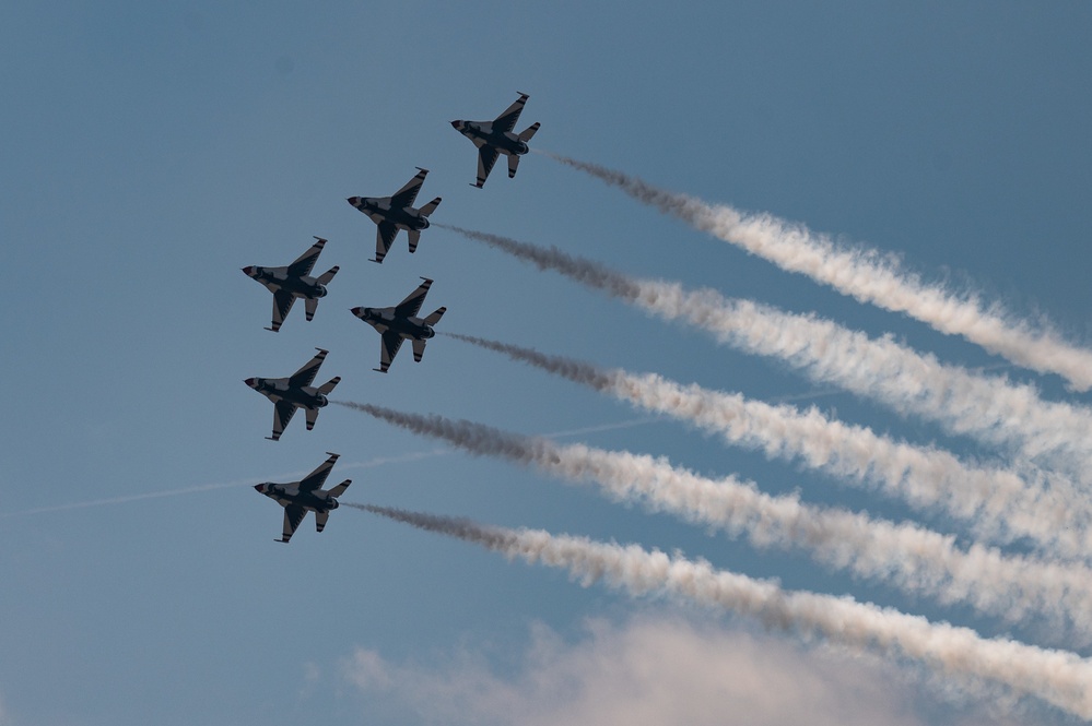 Thunderbirds soar over Warren