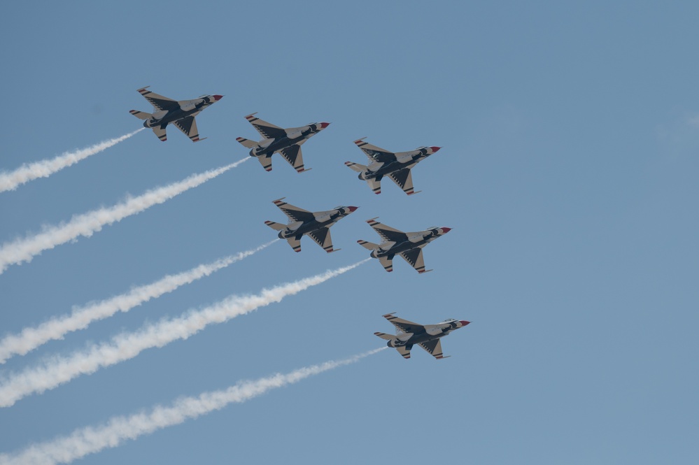 Thunderbirds soar over Warren