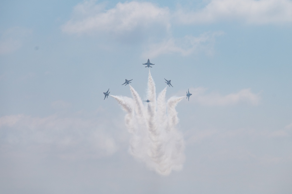 Thunderbirds soar over Warren