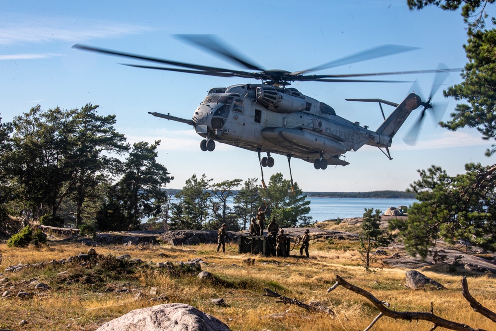 22nd MEU LCE, ACE conduct air lift operations in Finland