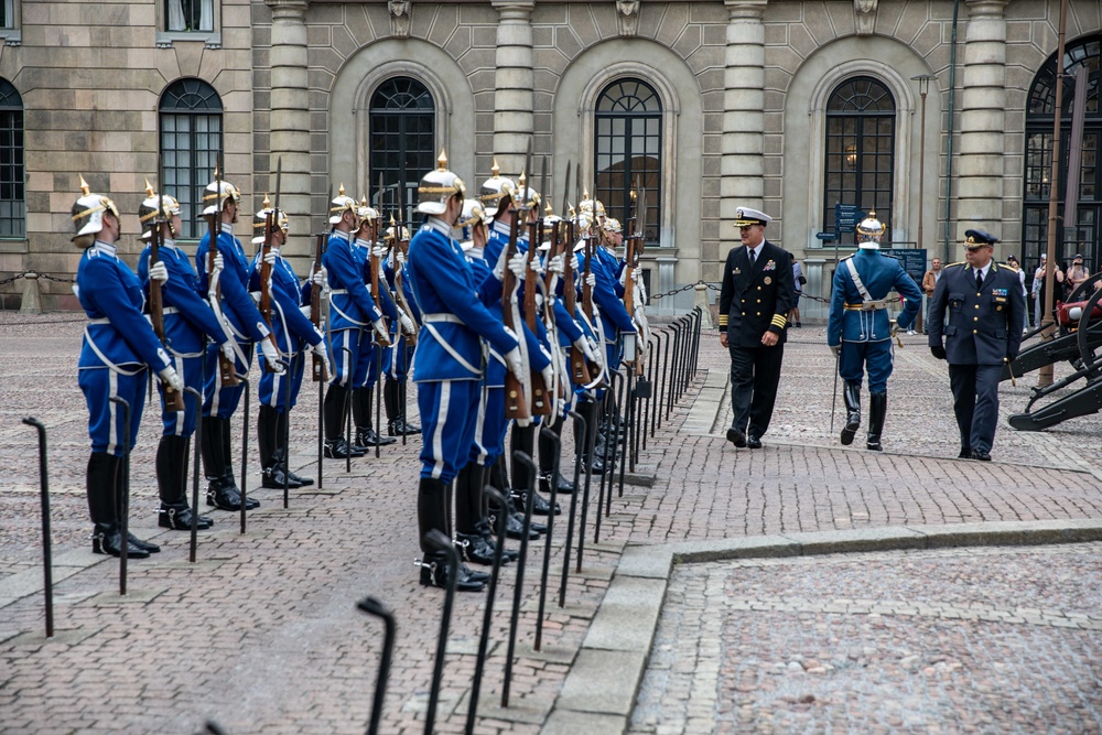 USS Arlington commanding officer inspects Swedish Royal Guard