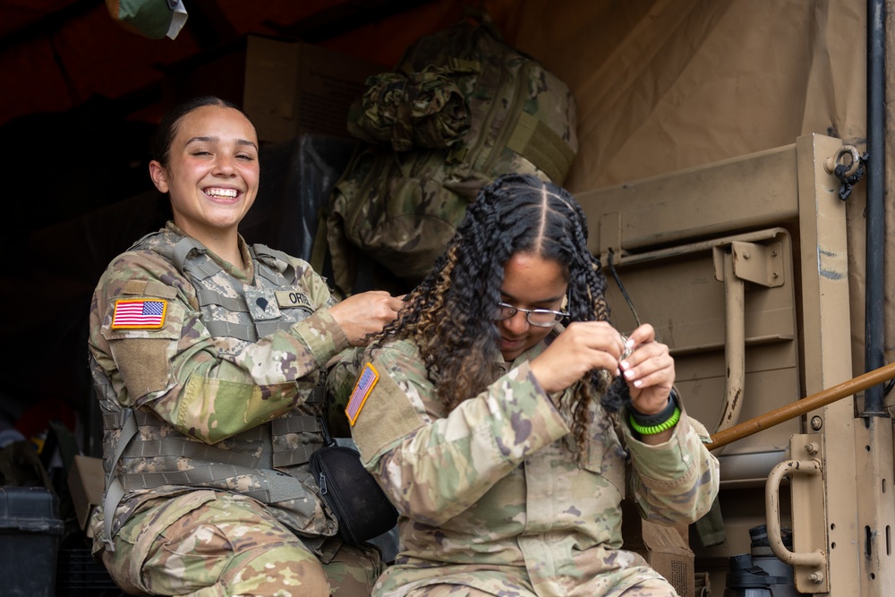 Female Soldiers Use New Grooming Standards