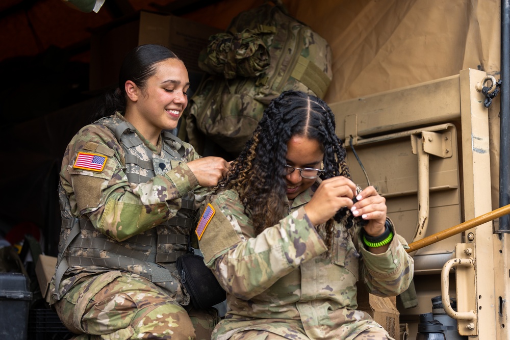 Female Soldiers Use New Grooming Standards