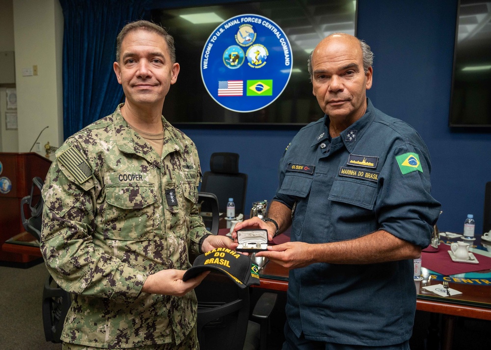 Brazilian CNO Visits U.S. 5th Fleet