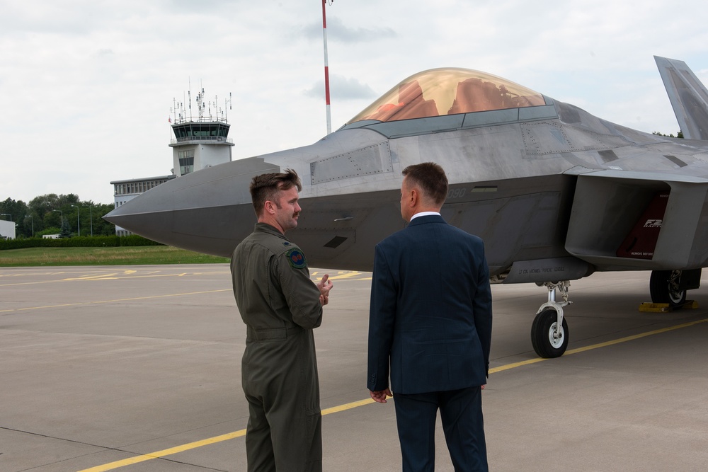 Poland's Prime Minister of National Defence visits Łask Air Base