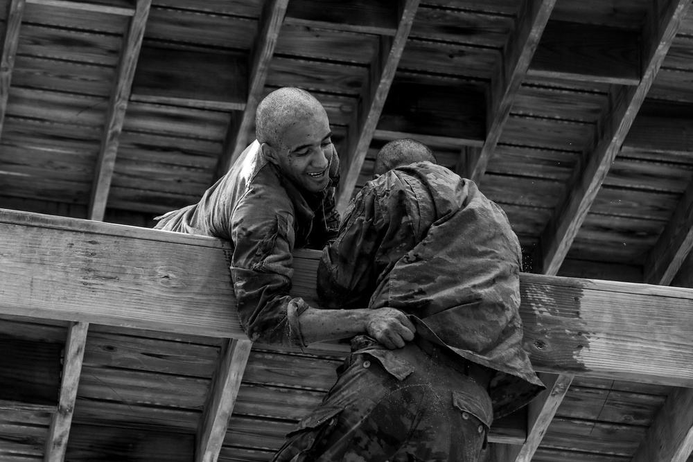 Paratroopers Participate in SURT Obstacle course