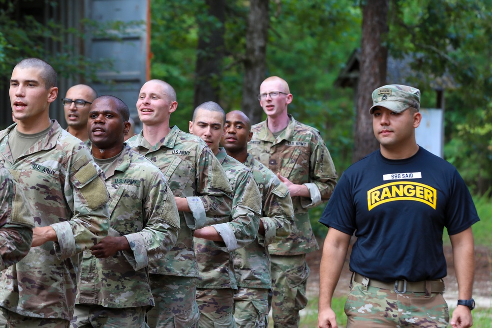 Paratroopers Participate in SURT Obstacle course