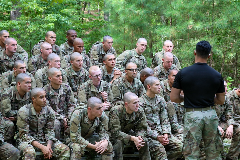 Paratroopers Participate in SURT Obstacle course