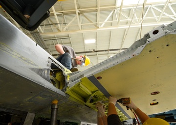 573rd AMXS working largest F-16 SLEP to date