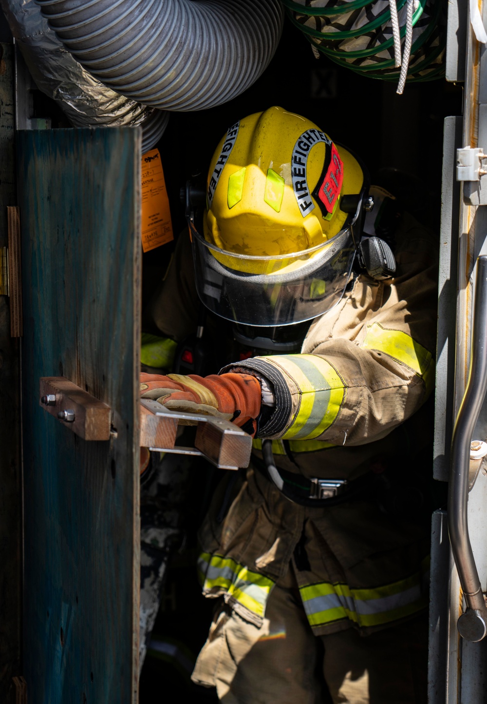 USS Dewey Sailors conduct fire drill with base firefighters