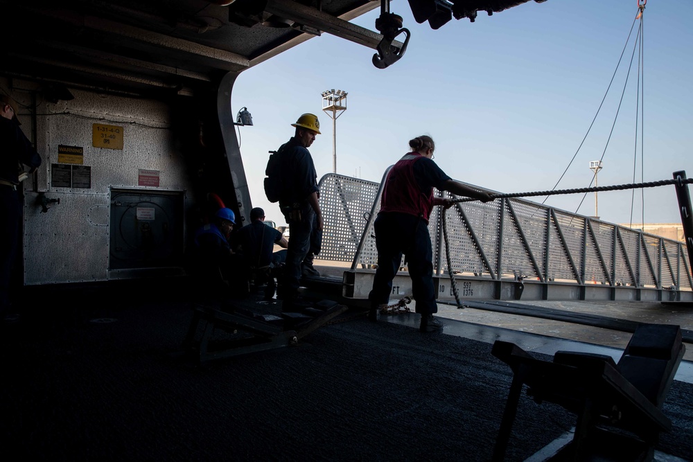 USS Sioux City Refuels in Rota Spain