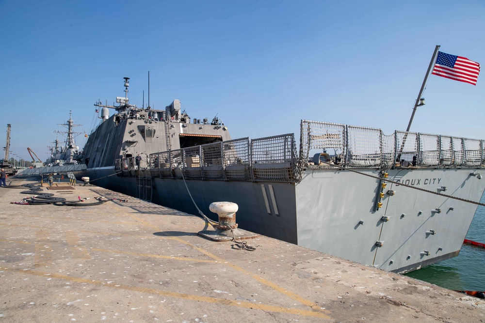 USS Sioux City Refuels in Rota Spain