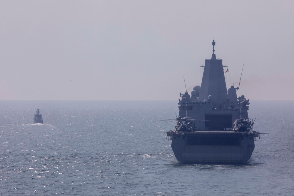 USS Gunston Hall Participates in Maneuvering Drill