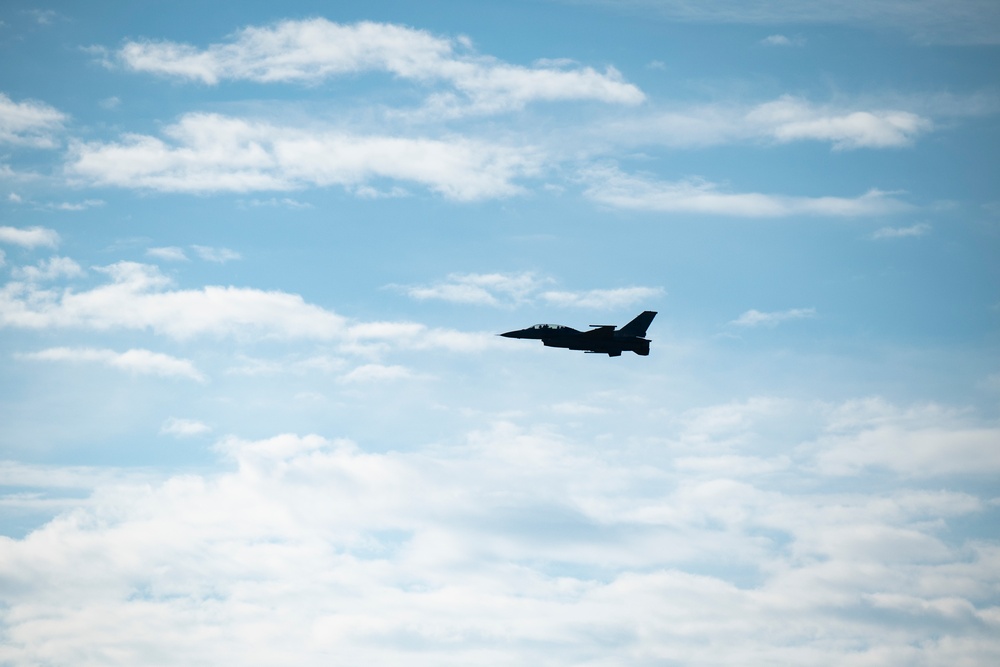 Col. Smith flies with the Viper Demo Team