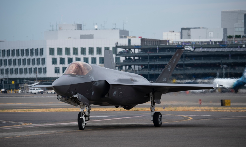 F-35 Demo Team arrives in Portland ahead of Air Show