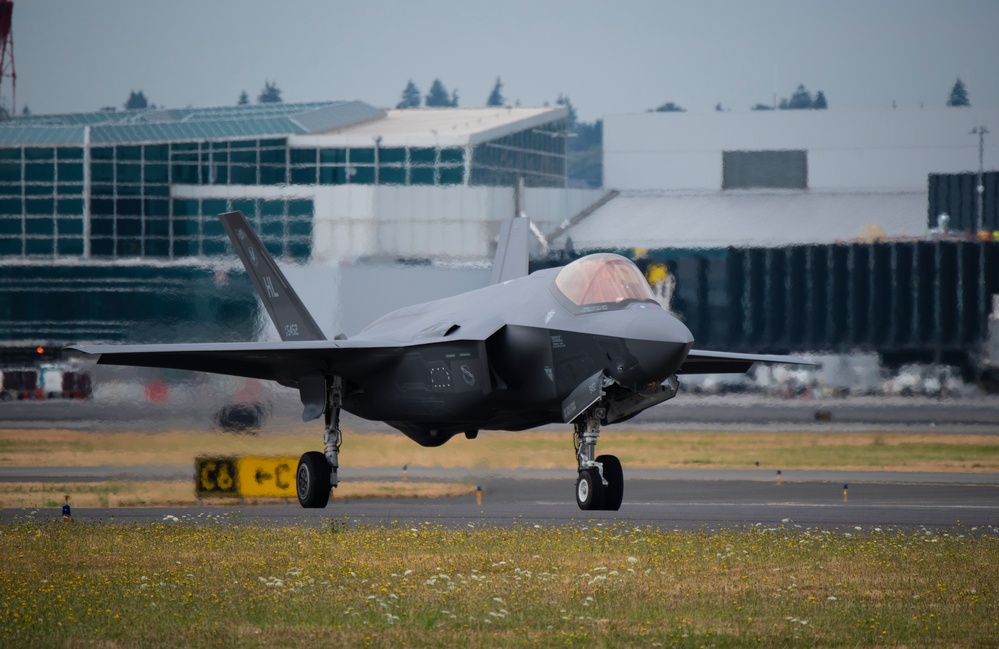 F-35 Demo Team arrives in Portland ahead of Air Show