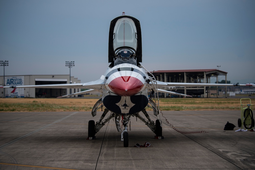 U.S. Air Force Thunderbirds arrive in Portland ahead of Air Show