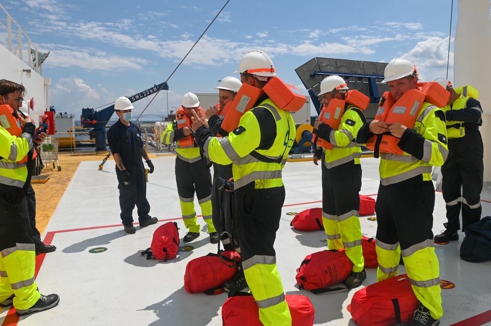 Dvids Images Coast Guard Examines Lng Car Carrier Image 6 Of 7