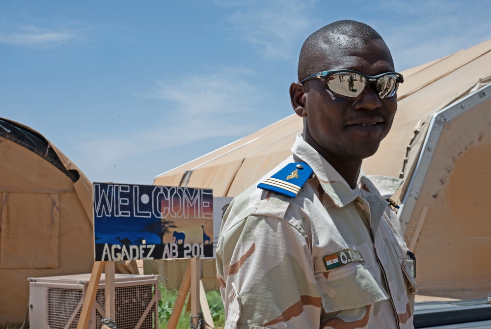 Italian Air Force drops cargo off at AB 201