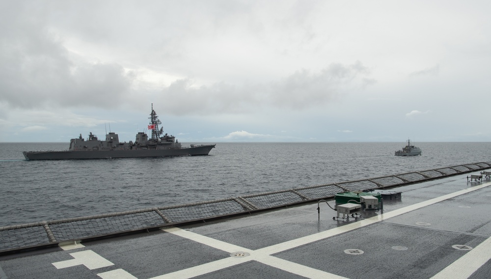 USS Oakland (LCS 24) Conducts a group sail with Japan Maritime Self-Defense Force destroyer JS Kirisame (DD-104) and Royal Solomon Island Poice Force RSIPV Taro.