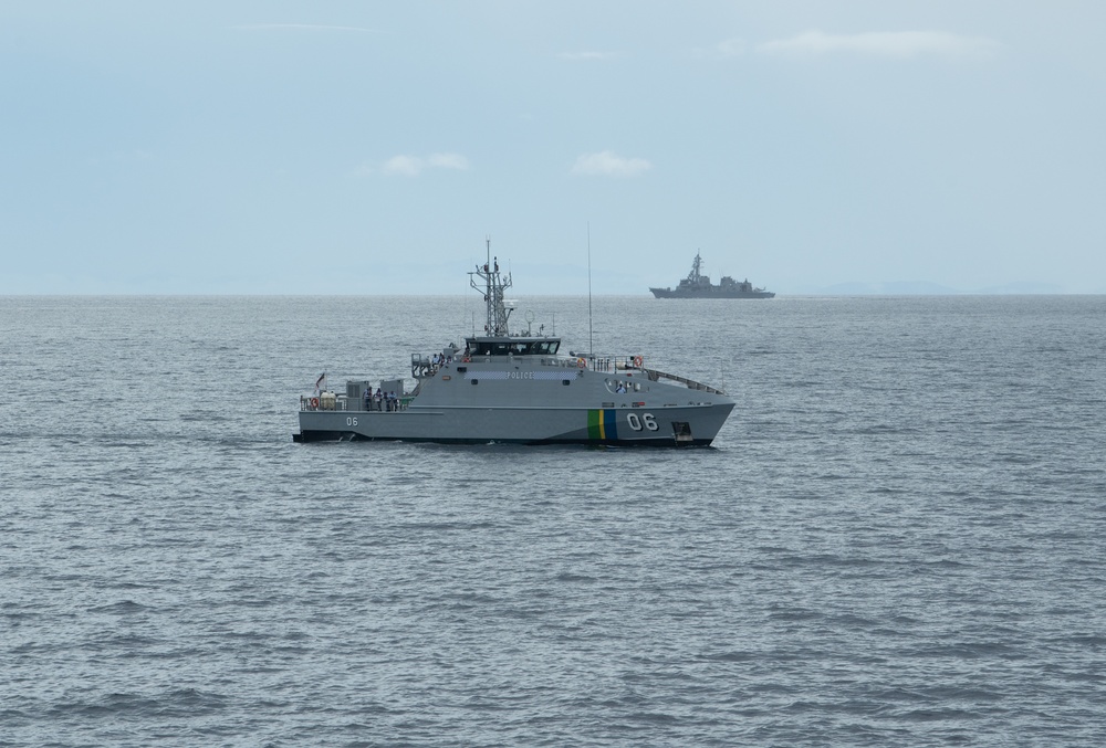 USS Oakland (LCS 24) Conducts a group sail with Japan Maritime Self-Defense Force destroyer JS Kirisame (DD-104) and Royal Solomon Island Poice Force RSIPV Taro.