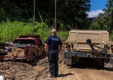 FEMA Disaster Survivor Assistance team members reach out to disaster survivors in Eastern Kentucky with the help of U.S. Army personnel