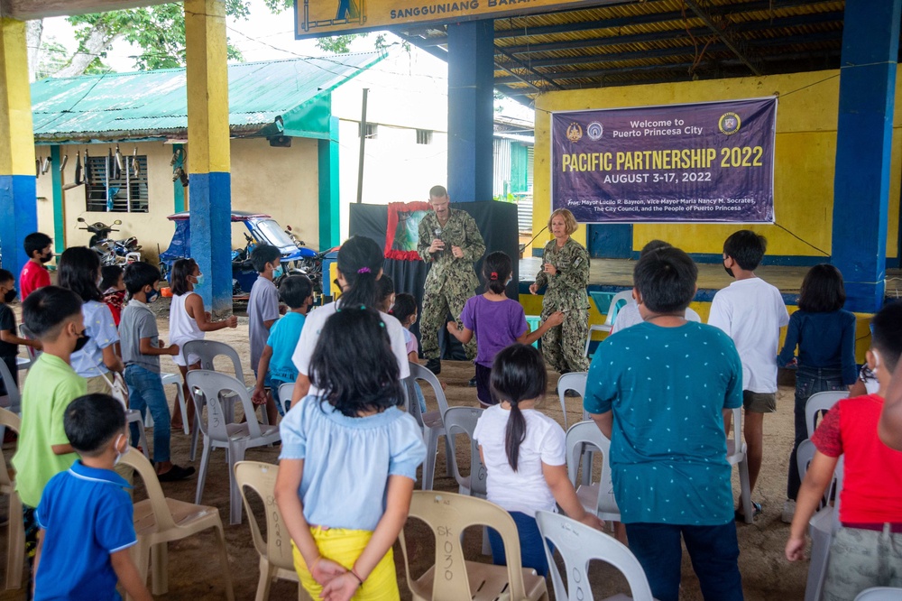 Pacific Partnership 2022 participates in City Library Reading Exchange